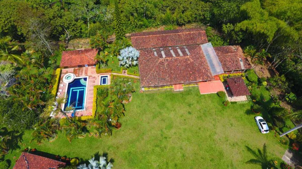 Fincas turísticas en Quindío para grupos grandes - Montenegro Pitaya