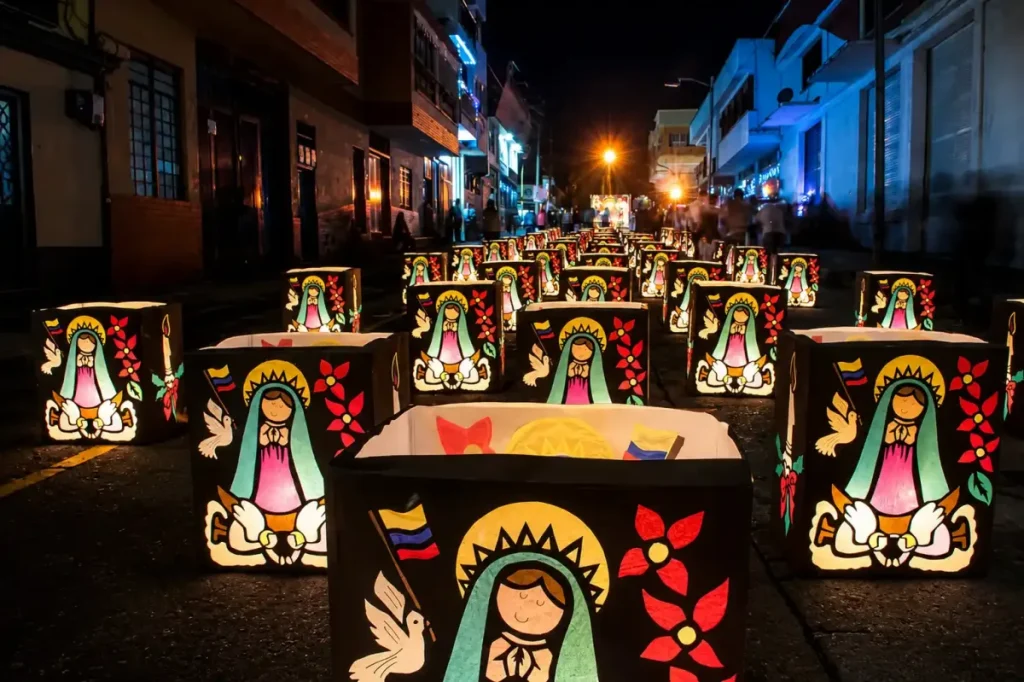Faroles artesanales iluminados durante el Alumbrado de Quimbaya, Quindío