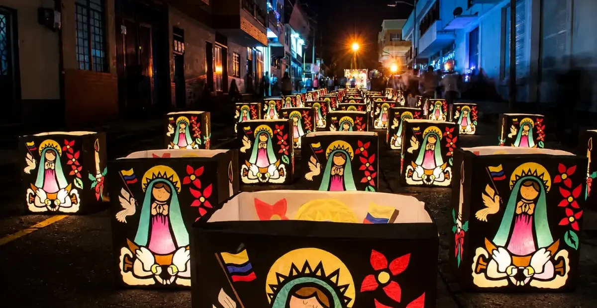 Faroles artesanales iluminados durante el Alumbrado de Quimbaya, Quindío