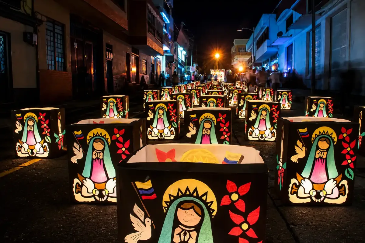 Faroles artesanales iluminados durante el Alumbrado de Quimbaya, Quindío