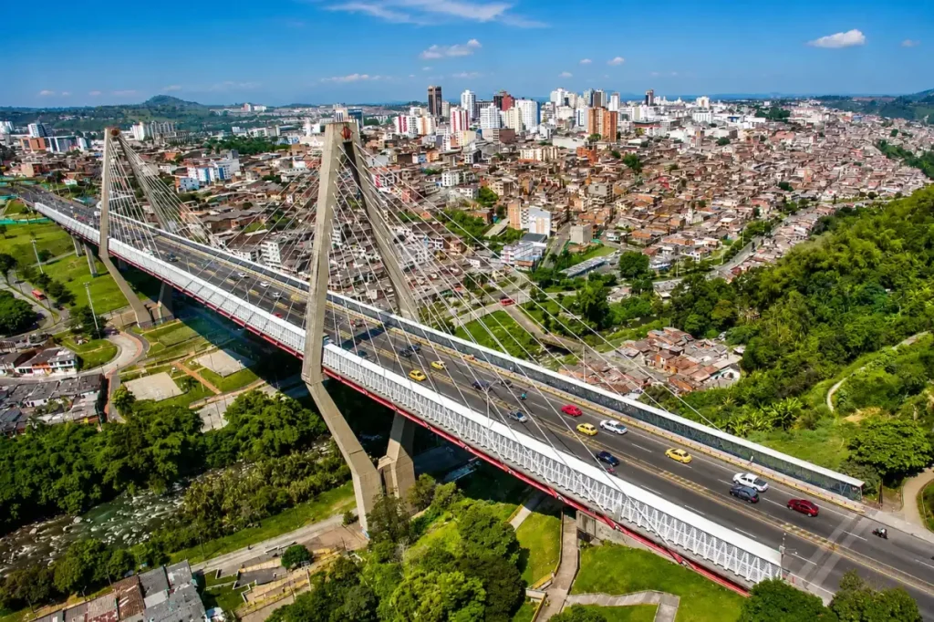 Vista aérea del Viaducto César Gaviria Trujillo y la ciudad de Pereira