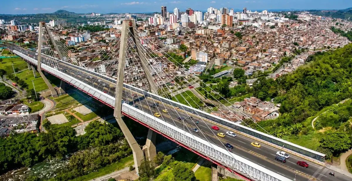 Vista aérea del Viaducto César Gaviria Trujillo y la ciudad de Pereira