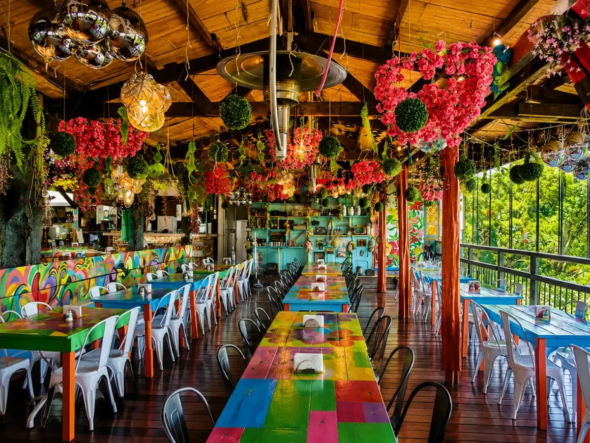 Comedor colorido con decoración floral del Restaurante El Solar en Armenia