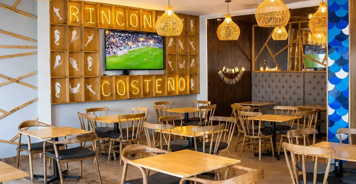 Comedor interior de El Rincón Costeño en Armenia, Quindío