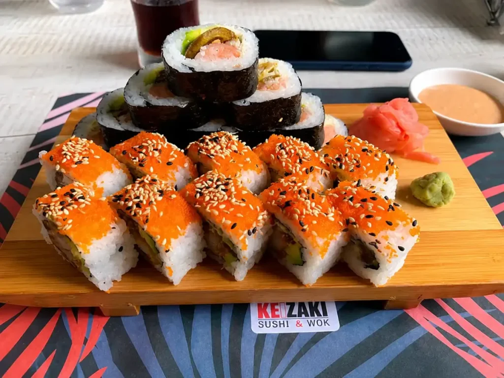 Plato de sushi servido en Keizaki Sushi & Wok en Armenia, Quindío