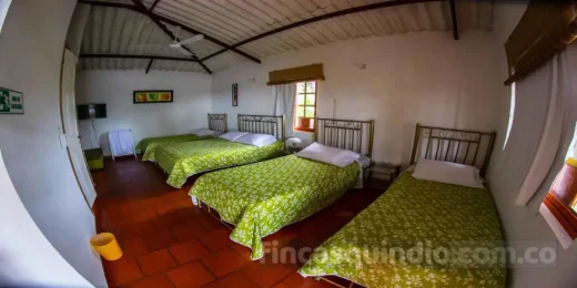 Habitación familiar con cama doble y cama sencilla en Finca Armenia Rosario, Armenia