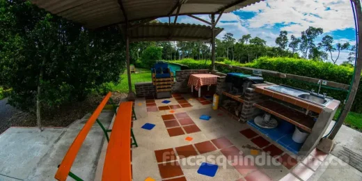 Zona BBQ con cocina exterior y mesón de Finca Armenia Rosario en Armenia
