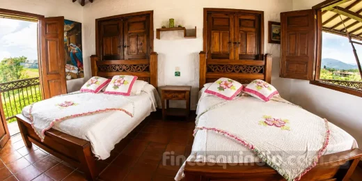 Habitación con dos camas dobles en Finca Montenegro Orquídea, Quindío