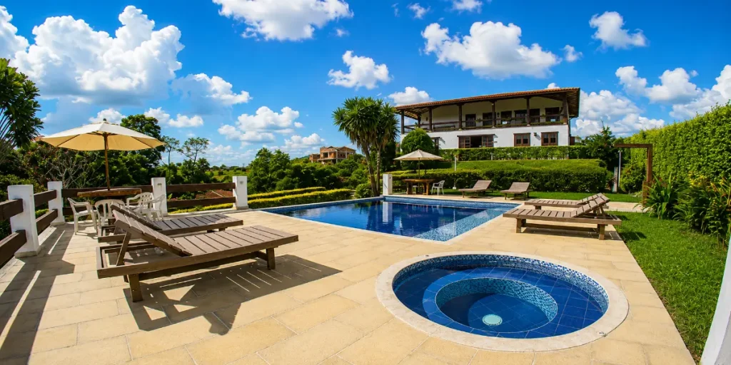 Piscina y jacuzzi de Finca Montenegro Orquídea con casa campestre y jardines en Montenegro, Quindío
