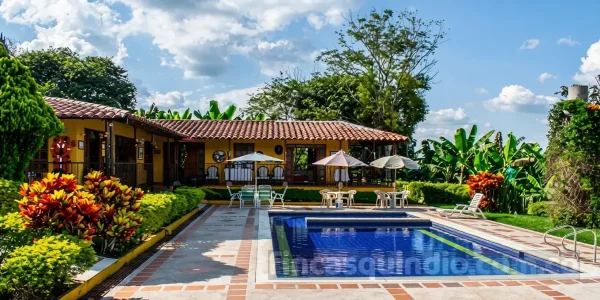 Piscina y zonas verdes de Finca Armenia Curuba para descanso en el Quindío, junto a las zonas verdes