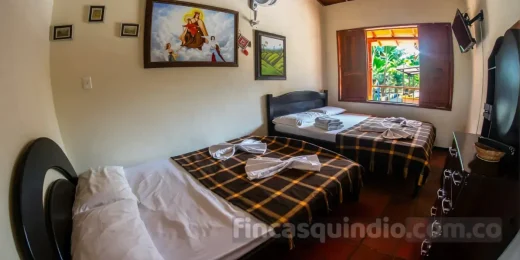 Espacio de descanso en finca campestre de Armenia, con mobiliario de apoyo