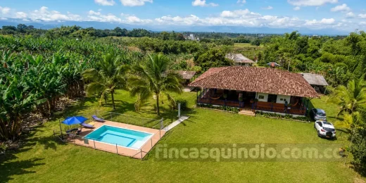 Vista exterior de finca campestre en Calarcá, con paisaje campestre