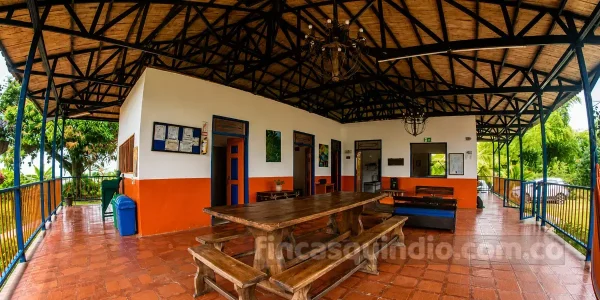 Área social para compartir en finca del Eje Cafetero, para compartir en grupo