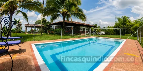 Piscina y zonas verdes de Finca Calarcá Azalea para descanso en el Quindío, con zona de descanso
