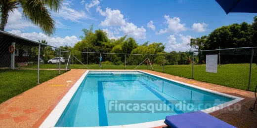 Zona de piscina de finca campestre en Calarcá, junto a las zonas verdes