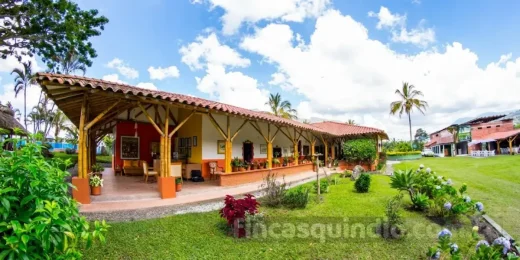 Fachada y jardines de finca campestre en Calarcá, rodeada de zonas verdes