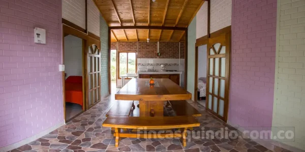 Espacio común de finca turística en el Eje Cafetero, con vista hacia el exterior