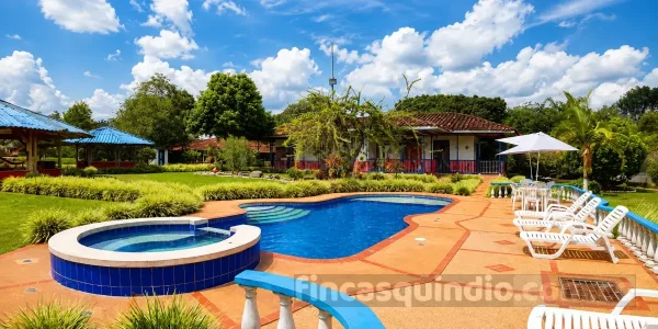 Piscina de finca turística en el Eje Cafetero, con zona de descanso