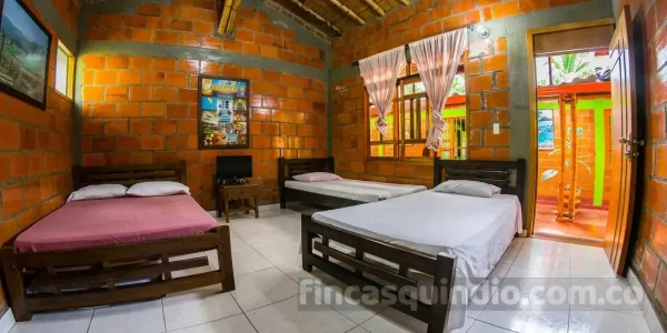 Habitación con cama doble, cama sencilla y salida exterior en Finca Montenegro Pitaya, Montenegro, Quindío