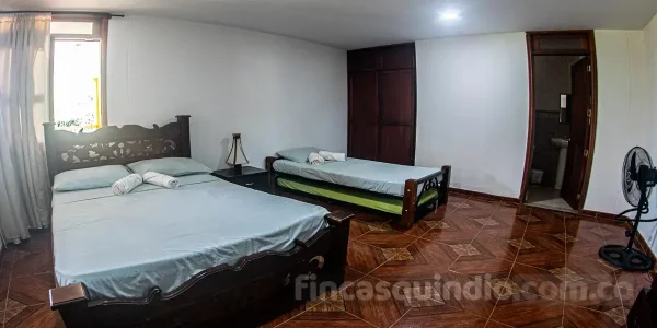 Habitación familiar de Finca Tebaida Frambuesa en La Tebaida, Quindío, para descanso de huéspedes
