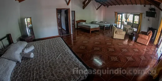 Zona social de Finca Tebaida Frambuesa en La Tebaida, Quindío, con ambiente campestre