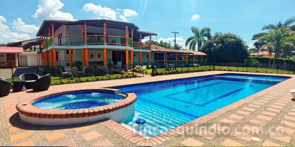 Zona de piscina de finca campestre en La Tebaida, rodeada de naturaleza