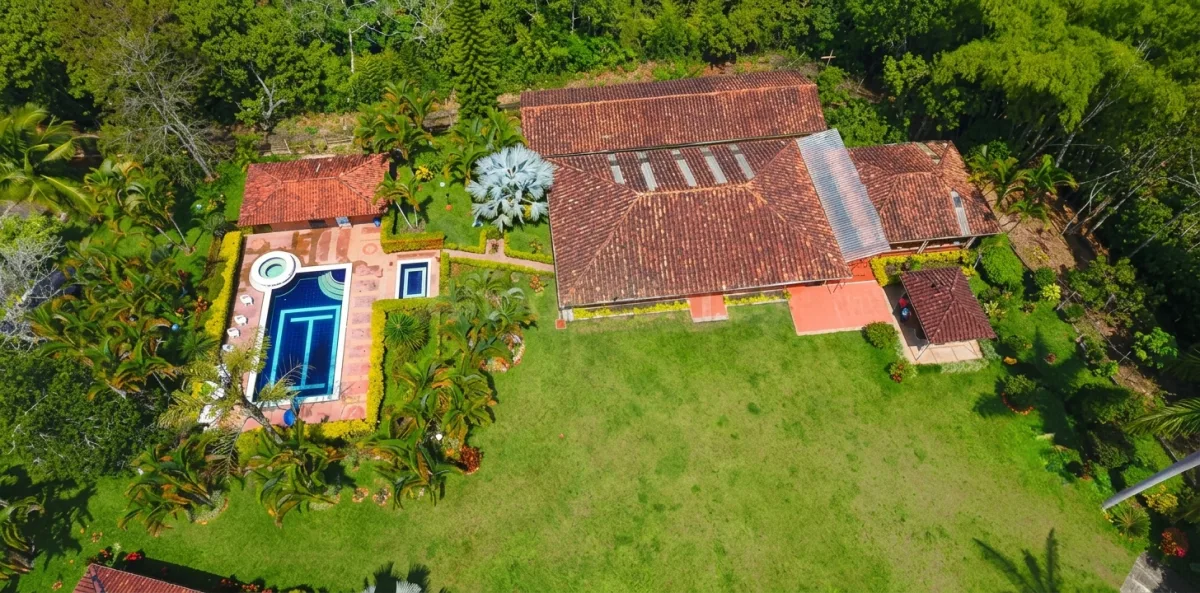 Vista aérea de la casa, la piscina y las zonas verdes de Finca Montenegro Pitaya en Montenegro, Quindío