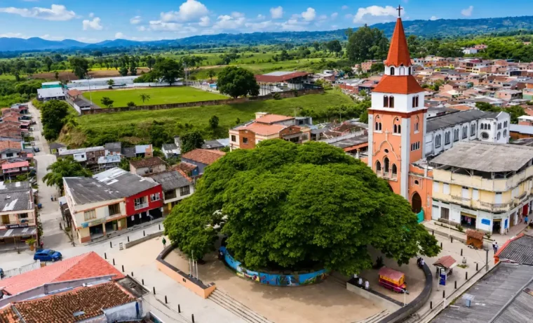 Vista aérea de la plaza principal de Alcalá con el templo parroquial y el samán