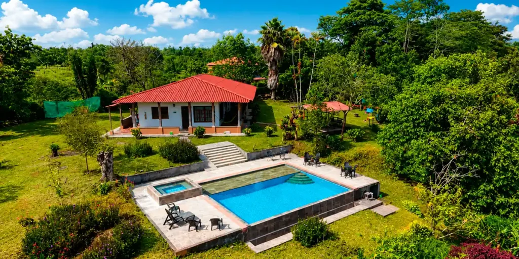 Vista aérea de Finca Quimbaya Anturio con piscina, casa campestre y zonas verdes en Quimbaya, Quindío