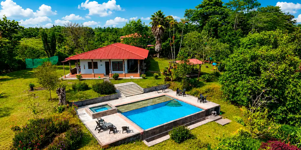 Vista aérea de Finca Quimbaya Anturio con piscina, casa campestre y zonas verdes en Quimbaya, Quindío