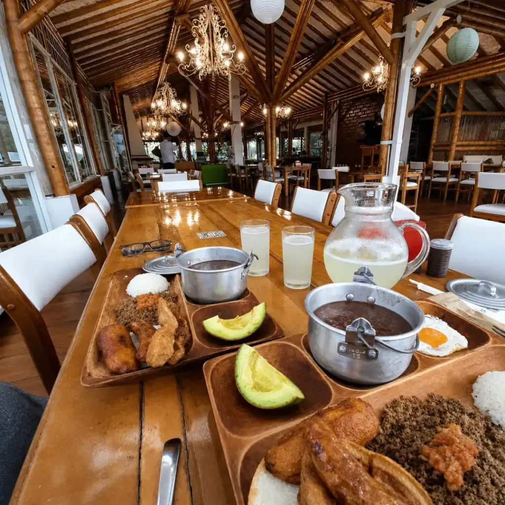 Mesa con platos de cocina regional en el Restaurante Balcón del Quindío