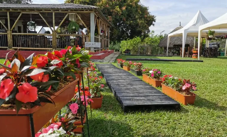 Sendero con flores, jardines y espacios cubiertos de Café La Morelia en El Caimo, Armenia