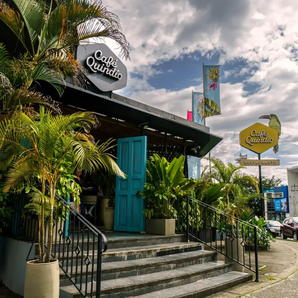Fachada rodeada de vegetación de Café Quindío Gourmet junto al Parque de la Vida en Armenia