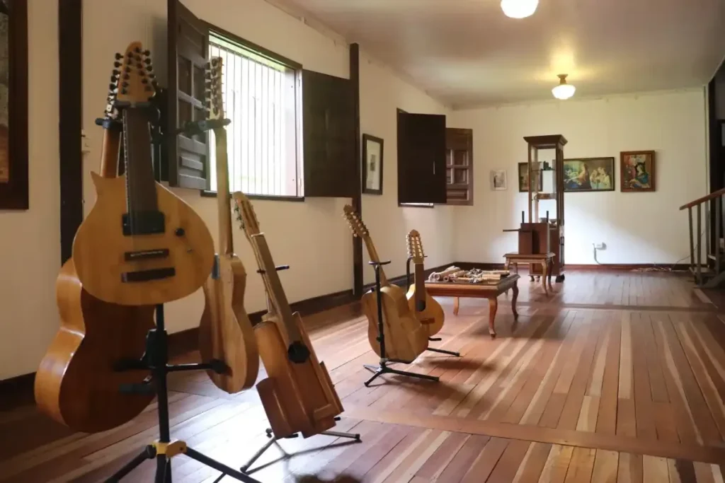 Guitarras y tiples exhibidos en una sala de la Casa Museo Musical del Quindio en Armenia
