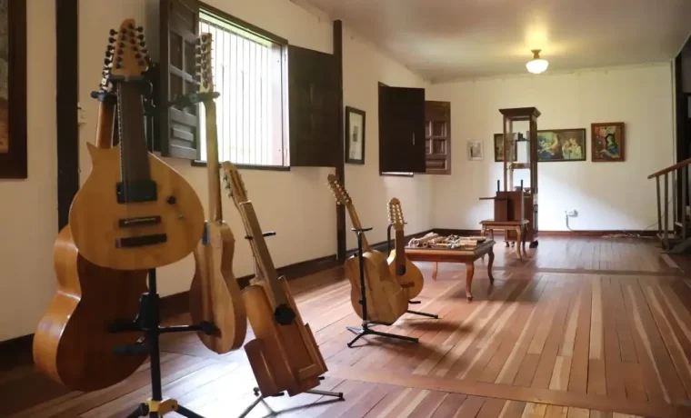 Guitarras y tiples exhibidos en una sala de la Casa Museo Musical del Quindio en Armenia