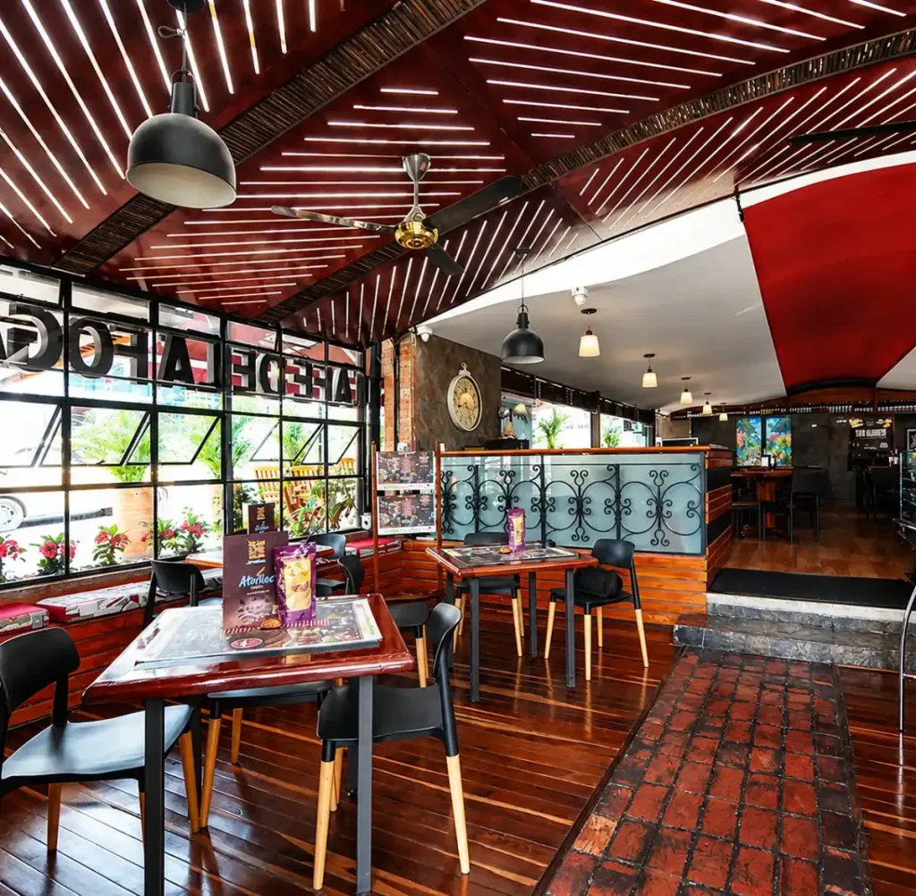 Salón interior del Restaurante La Fogata 1963 en Armenia, Quindío