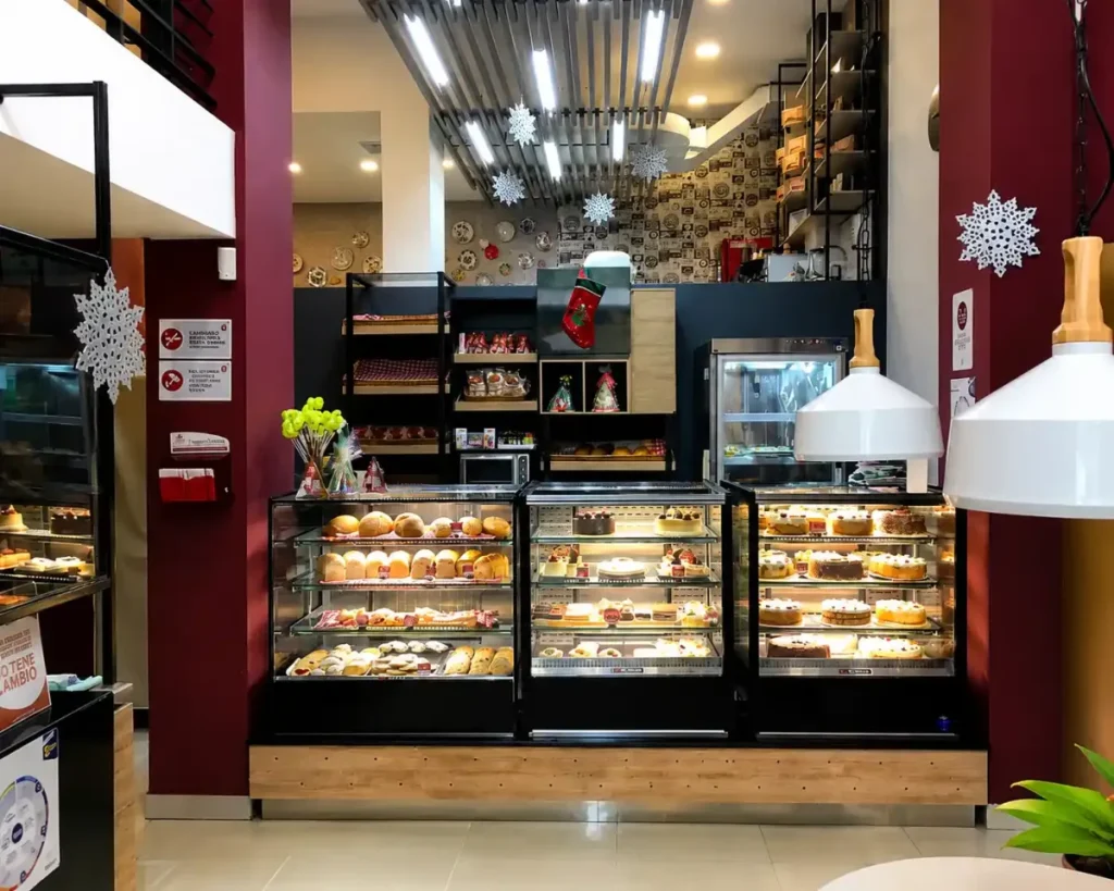 Vitrina de productos de Pastelería Suiza Lucerna en Armenia, Quindío