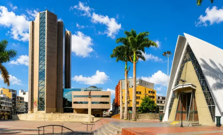 Plaza de Bolivar de Armenia con la catedral y el Monumento al Esfuerzo bajo un cielo azul