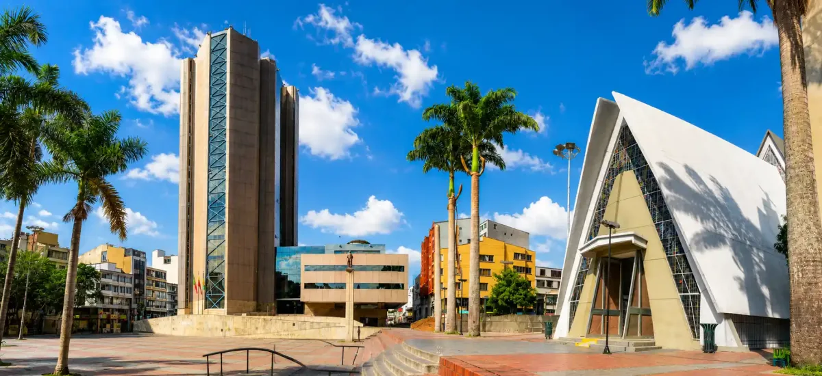 Plaza de Bolivar de Armenia con la catedral y el Monumento al Esfuerzo bajo un cielo azul