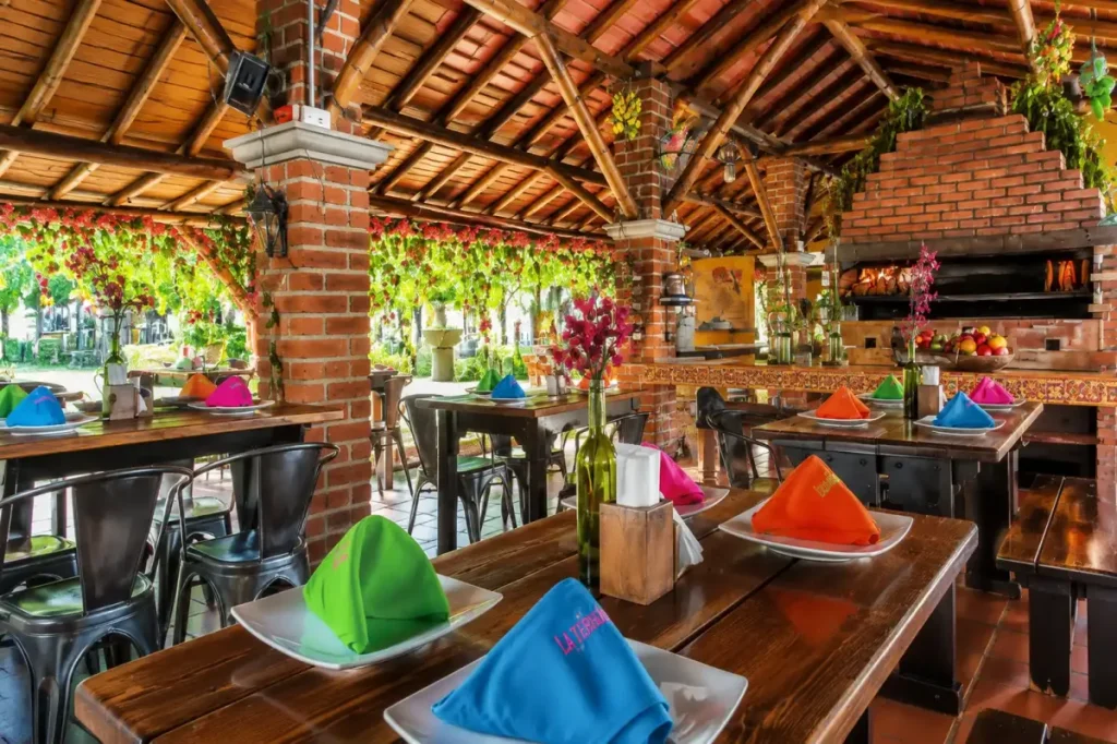 Comedor de arquitectura tradicional del Restaurante Rancho Edén cerca de Armenia