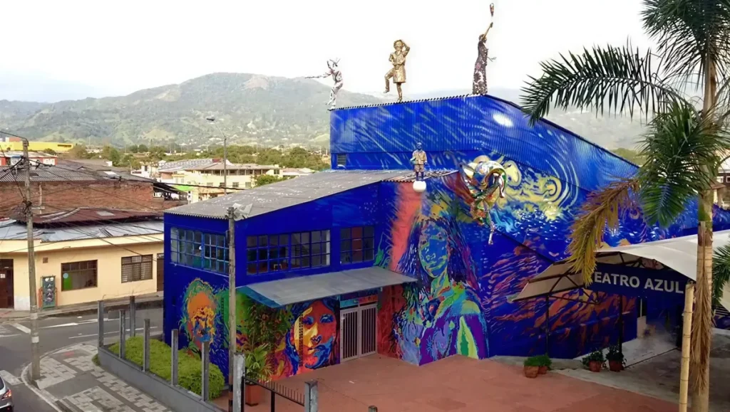 Fachada azul con mural artistico del Teatro Azul en Armenia, Quindio