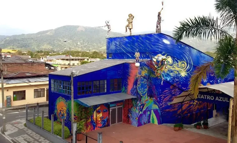 Fachada azul con mural artistico del Teatro Azul en Armenia, Quindio