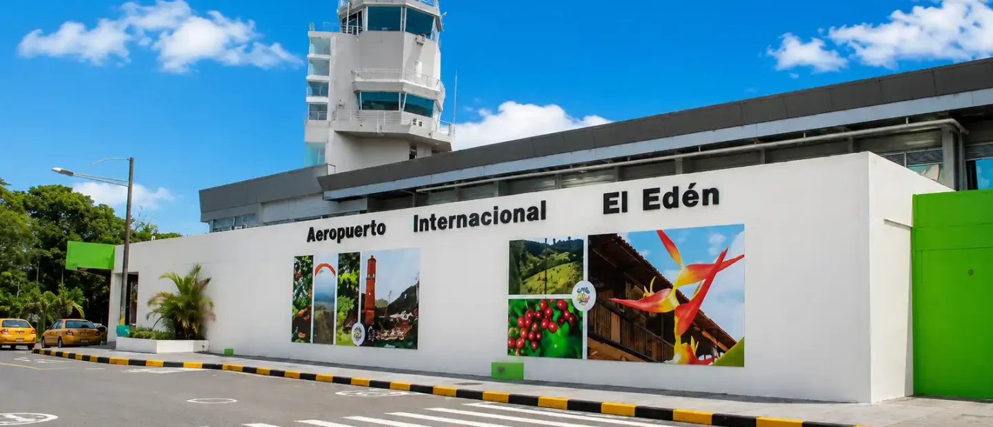 Fachada y torre de control del Aeropuerto Internacional El Edén que sirve a Armenia y al Quindío