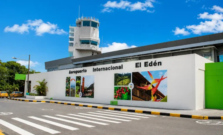 Fachada y torre de control del Aeropuerto Internacional El Edén que sirve a Armenia y al Quindío