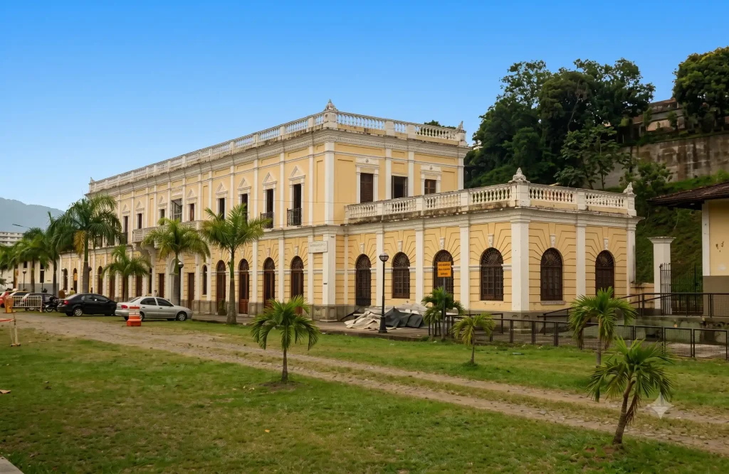 Edificio patrimonial de la antigua estación del ferrocarril donde funciona el MAQUI en Armenia