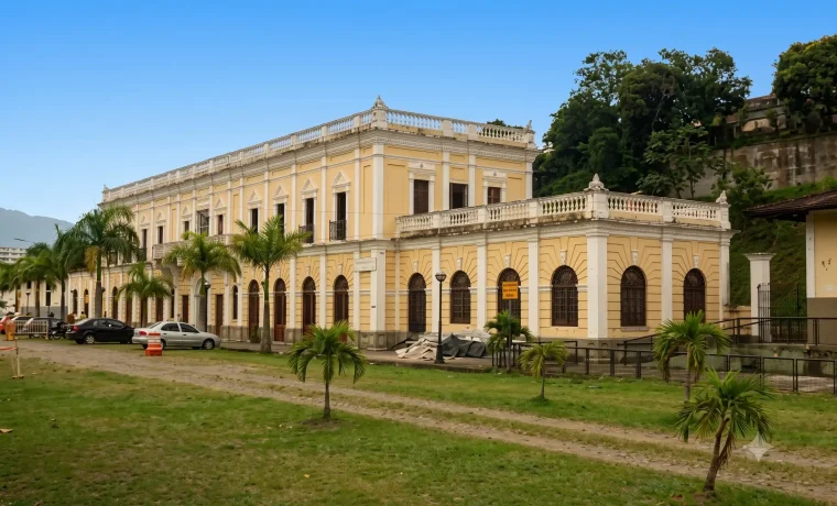 Edificio patrimonial de la antigua estación del ferrocarril donde funciona el MAQUI en Armenia