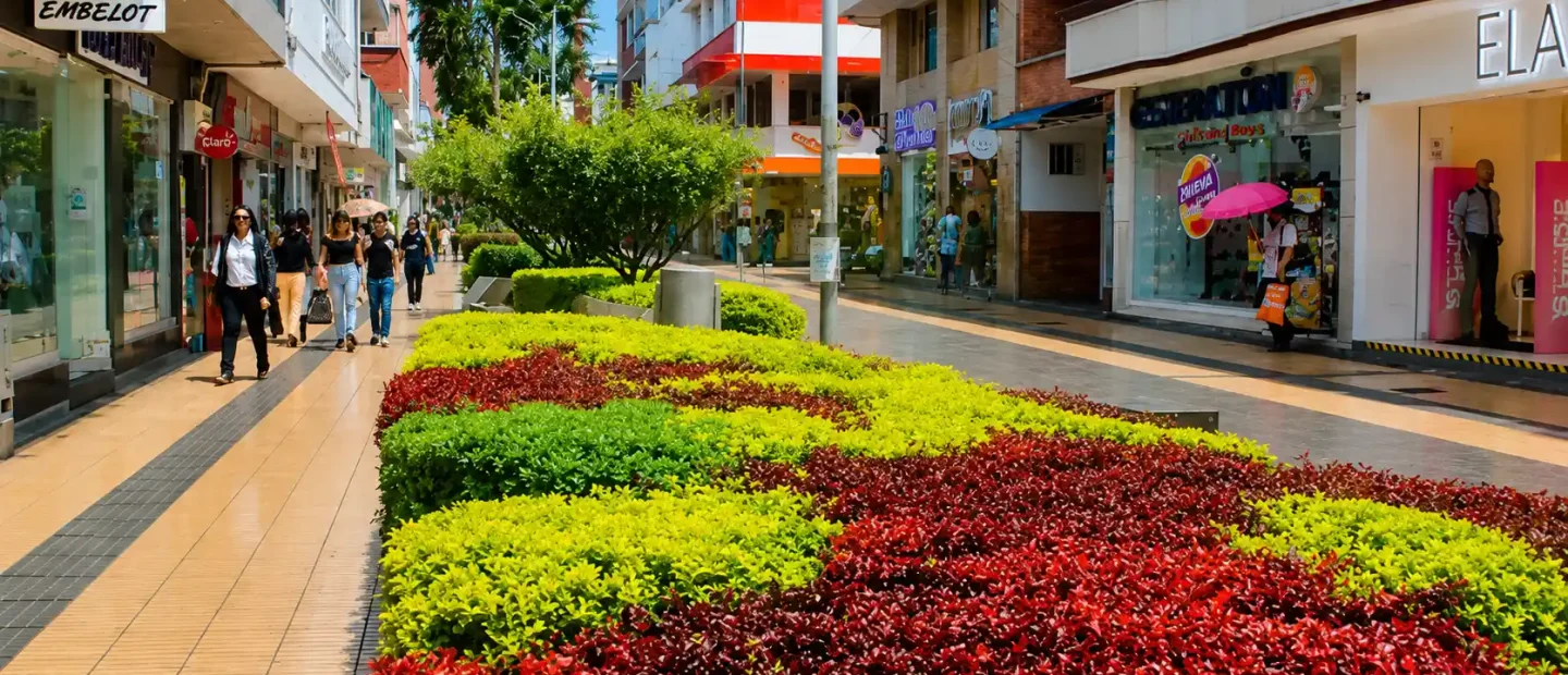 Paseo peatonal con jardines, comercios y visitantes en el centro de Armenia, Quindío