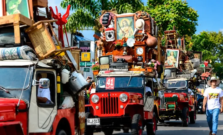 Jeeps Willys cargados con muebles y enseres durante el Desfile del Yipao en Armenia