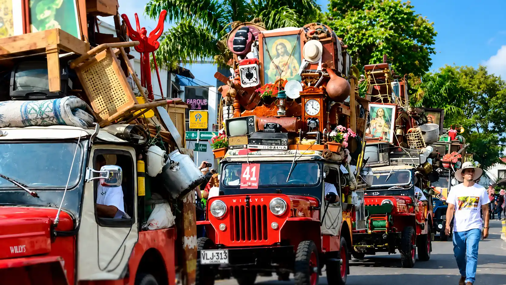 Jeeps Willys cargados con muebles y enseres durante el Desfile del Yipao en Armenia
