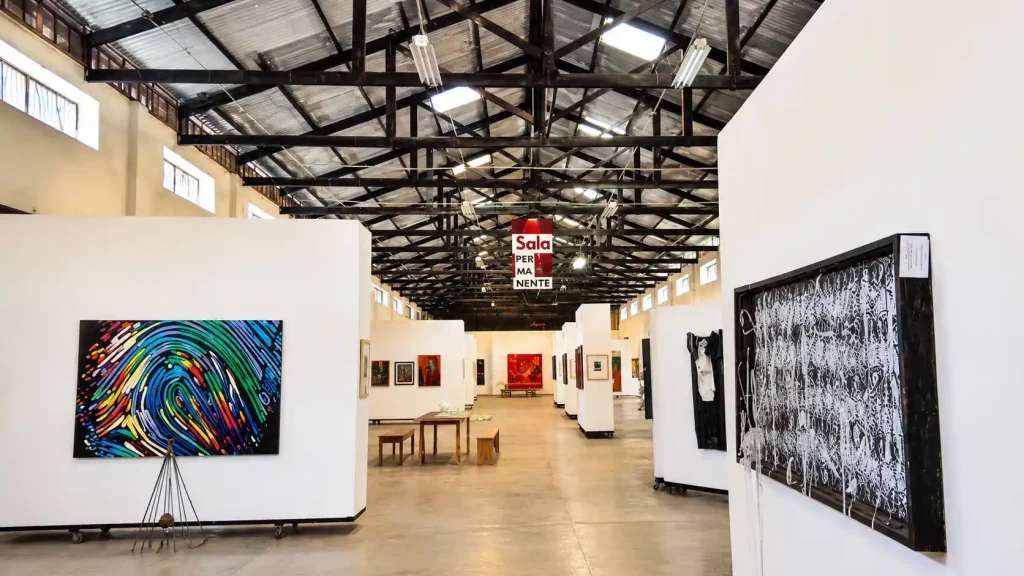Sala con obras de arte en el Museo de Arte de Armenia y del Quindío MAQUI